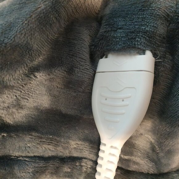 King Size Plug-In Heated Blanket with Two Controllers - cETL Certified - Picture 8 of 10